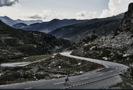 cyclist heading down a windy road heading down into the valley. Ross Woodhall - Action & Lifestyle Photography